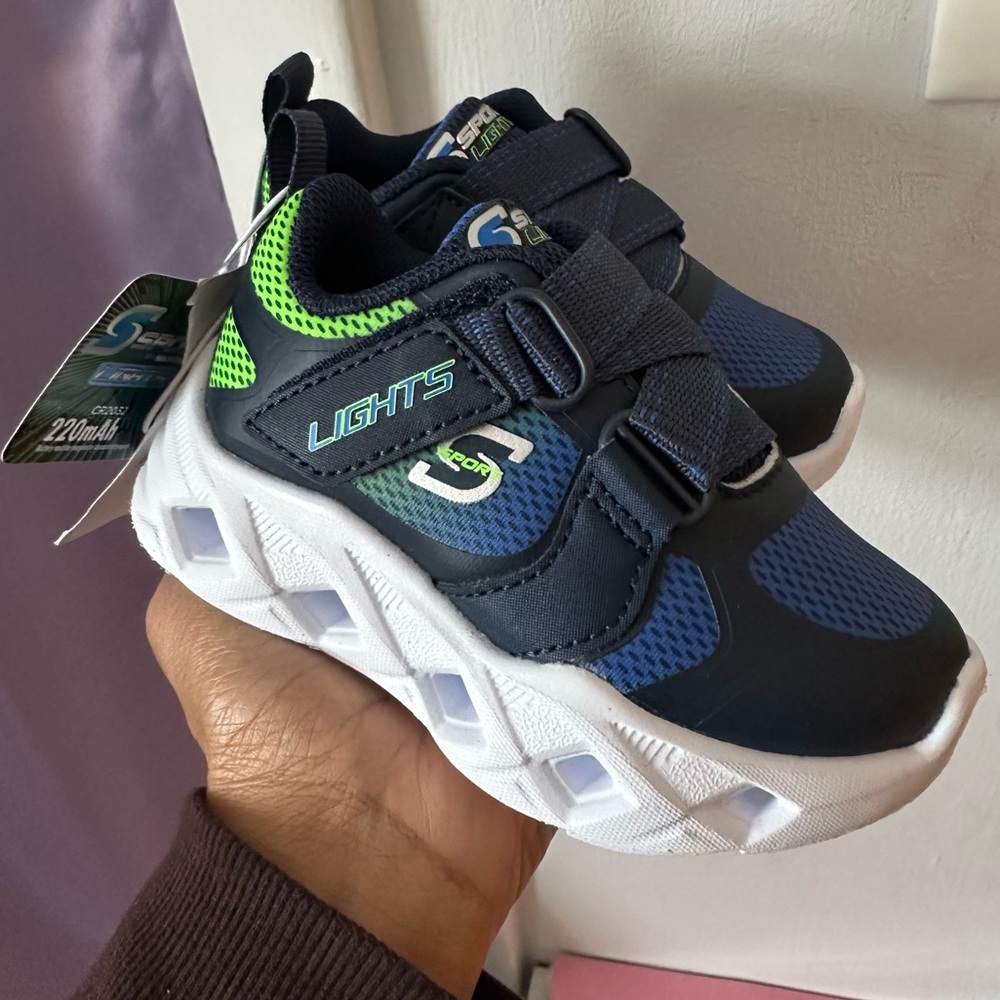 Kids Navy and Green Light-Up Shoes Skechers boys size 5 nwt